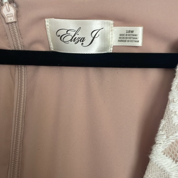 Elegant Lace V-Neck Dress - Cream - Eliza J - 18W - like new - plus - Picture 2 of 6